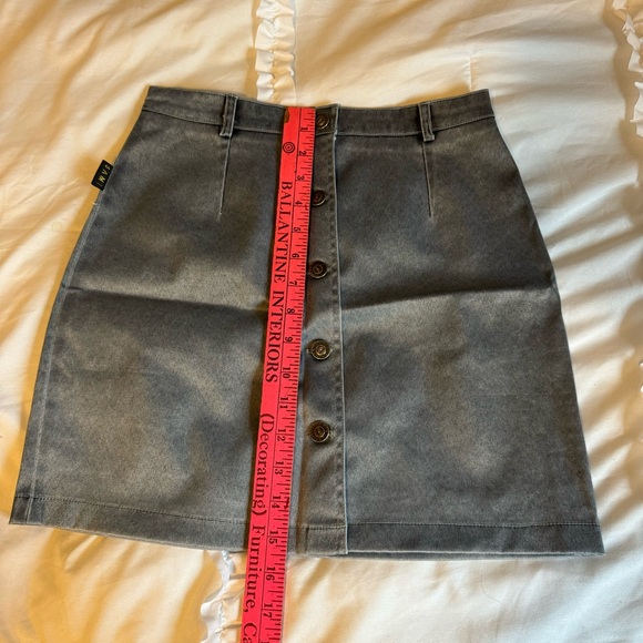 SAMI young size mini skirt buttoned in front. - Picture 8 of 11